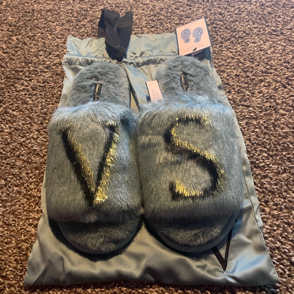 Victoria’s Secret slippers medium (7/8)